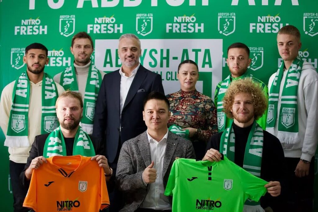 Амиль Шукало с футболистами "Абдыш-Аты"