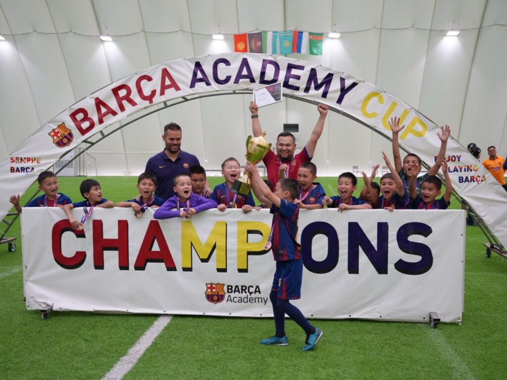 Alex Roca with youth players during the Barça Academy Manas Cup 2026 awards ceremony in Kyrgyzstan.
