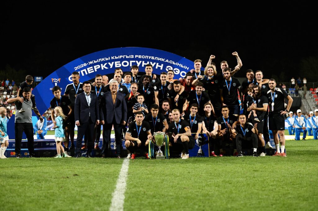 Футболисты «Барса» после победы в Суперкубке Кыргызстана.