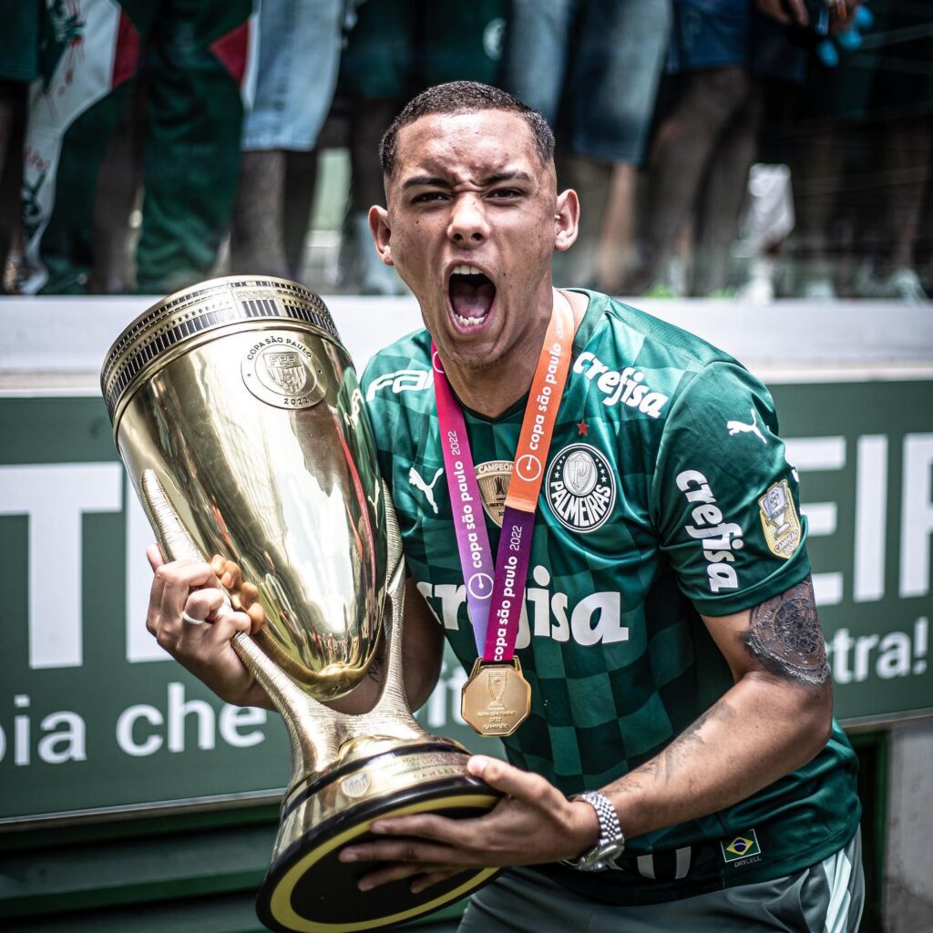 Michel Augusto celebrates with Palmeiras after winning the Copa São Paulo de Futebol Júnior in 2022.